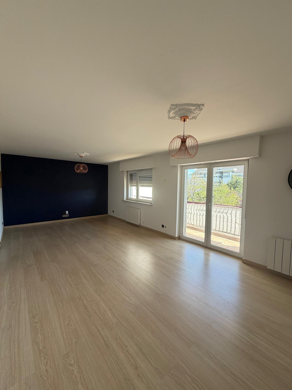 Bel appartement 3 pièces de 90 m2 avec balcon et garage - Image 2