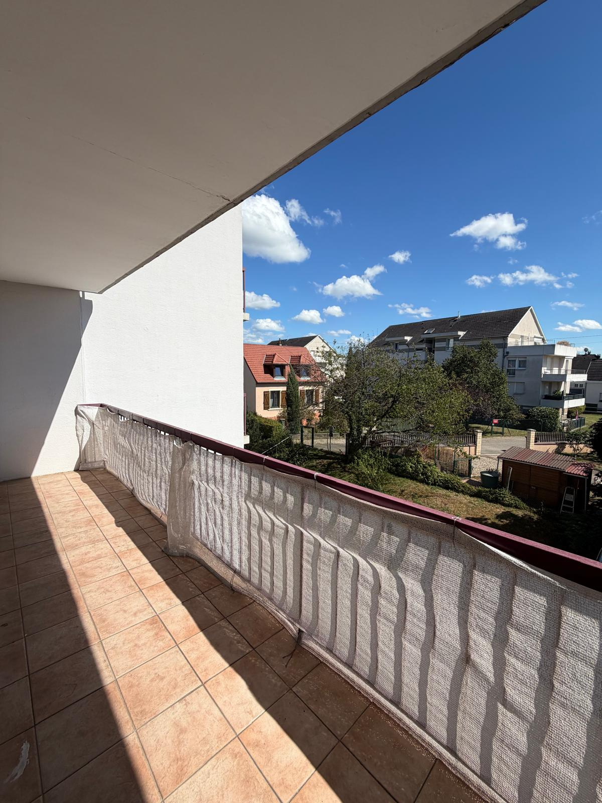 Bel appartement 3 pièces de 90 m2 avec balcon et garage - Image 3